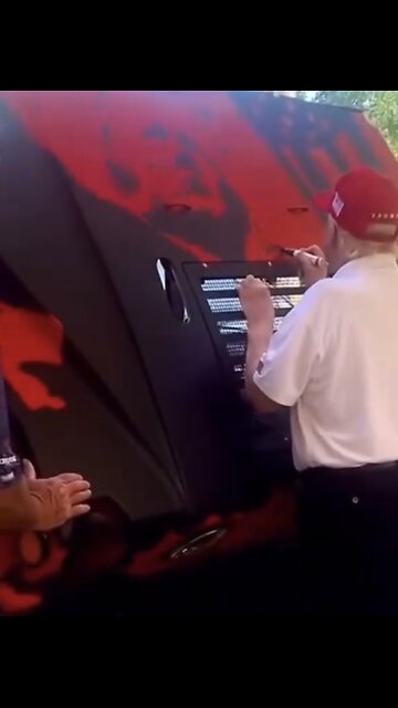 TRUMP❤️🇺🇸🥇🪽🏌️SIGNS AUTOGRAPH ON VEHICLE🤍🇺🇸🏅🪽🚘✍️WITH ICONIC PAINTING💙🇺🇸🪽🏅⛳️🏰⭐️