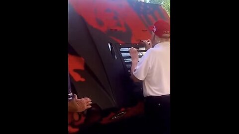 TRUMP❤️🇺🇸🥇🪽🏌️SIGNS AUTOGRAPH ON VEHICLE🤍🇺🇸🏅🪽🚘✍️WITH ICONIC PAINTING💙🇺🇸🪽🏅⛳️🏰⭐️
