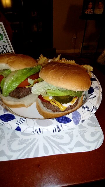 Eating Simple Truth Grass Fed And Finished Natural Ground Beef Patties, Dbn, MI, 12/10/25