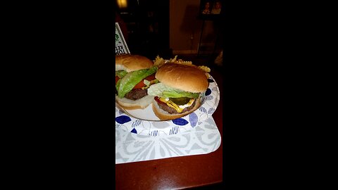 Eating Simple Truth Grass Fed And Finished Natural Ground Beef Patties, Dbn, MI, 12/10/25