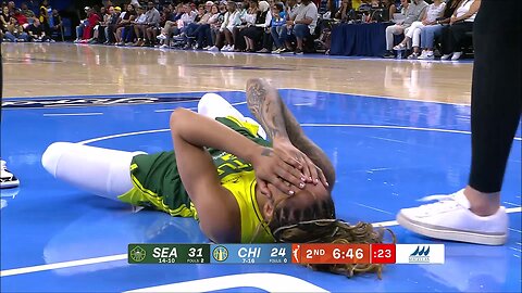 🤕 Kamilla Cardoso ELBOWS Gabby Williams in big collision | Chicago Sky WNBA women's basketball