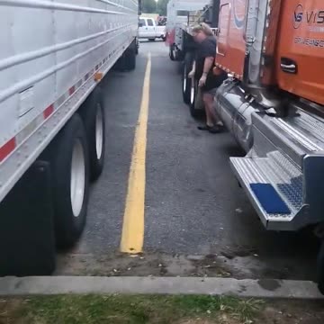 I CREATIVLY PARKED TONIGHT #ourtruckinglife #trucking #reallifetruckers #truckdriver #atruckerslife