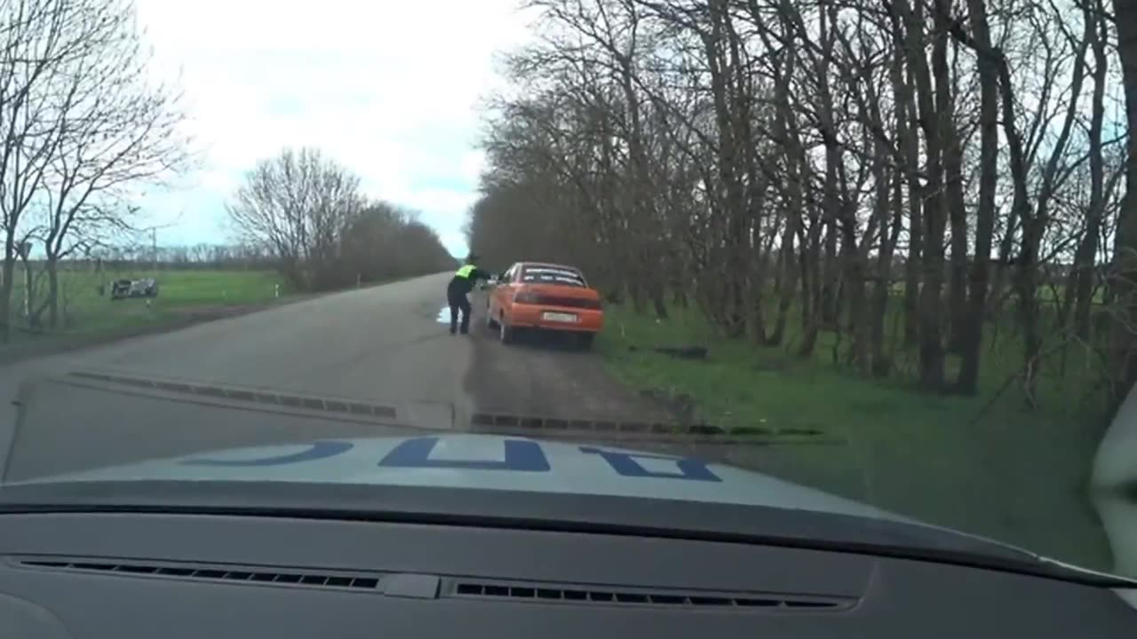 🤯🚗 In Russia, a car literally split in two (!) and continued to flee from the police.
