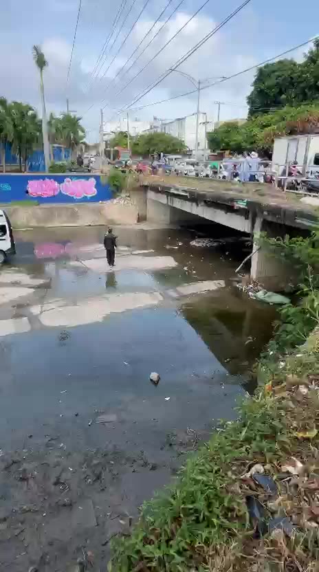 Carro se cayó en caño de Cartagena