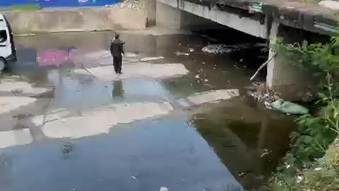 Carro se cayó en caño de Cartagena