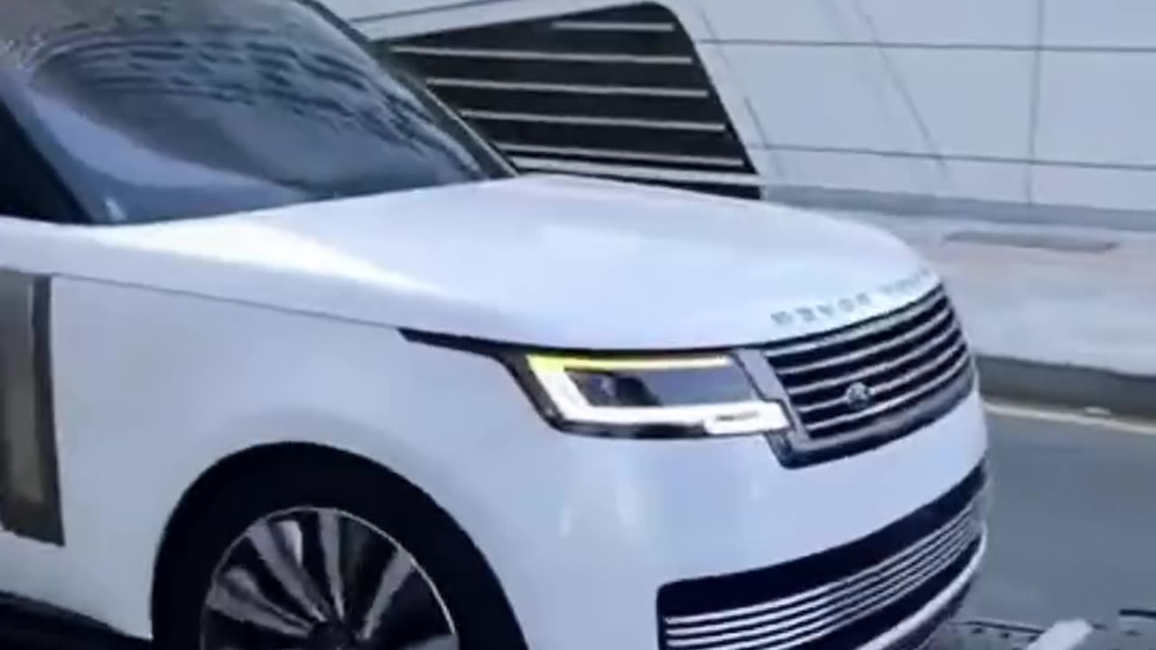 Unmissable Action! Land Rover Loading from Enclosed Trailer