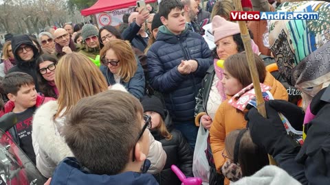 Andria: “La Befana del Vigile” in sidecar consegna calze ai bambini in Largo XXV Aprile