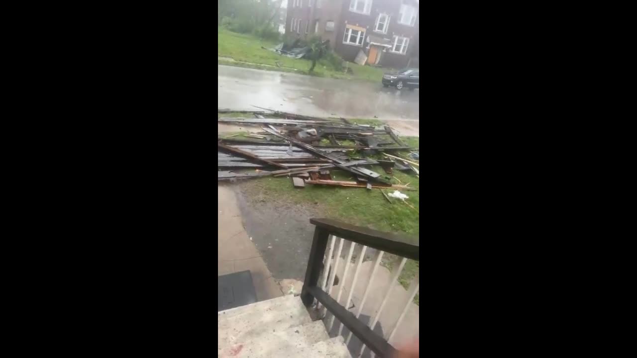 Large tornado touchdown in St. Louis