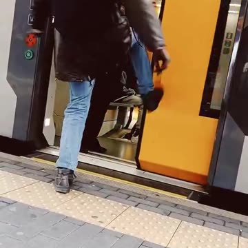 The female controller in Italy does her duty and throws the fake asylum seeker off the...