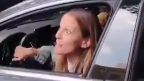 lady racista "Od#o a los negros como tú"