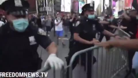 Những người Hồi giáo ủng hộ Hamas, đeo mặt nạ và đội khăn keffiyeh, đã khủng bố tất cả mọi người