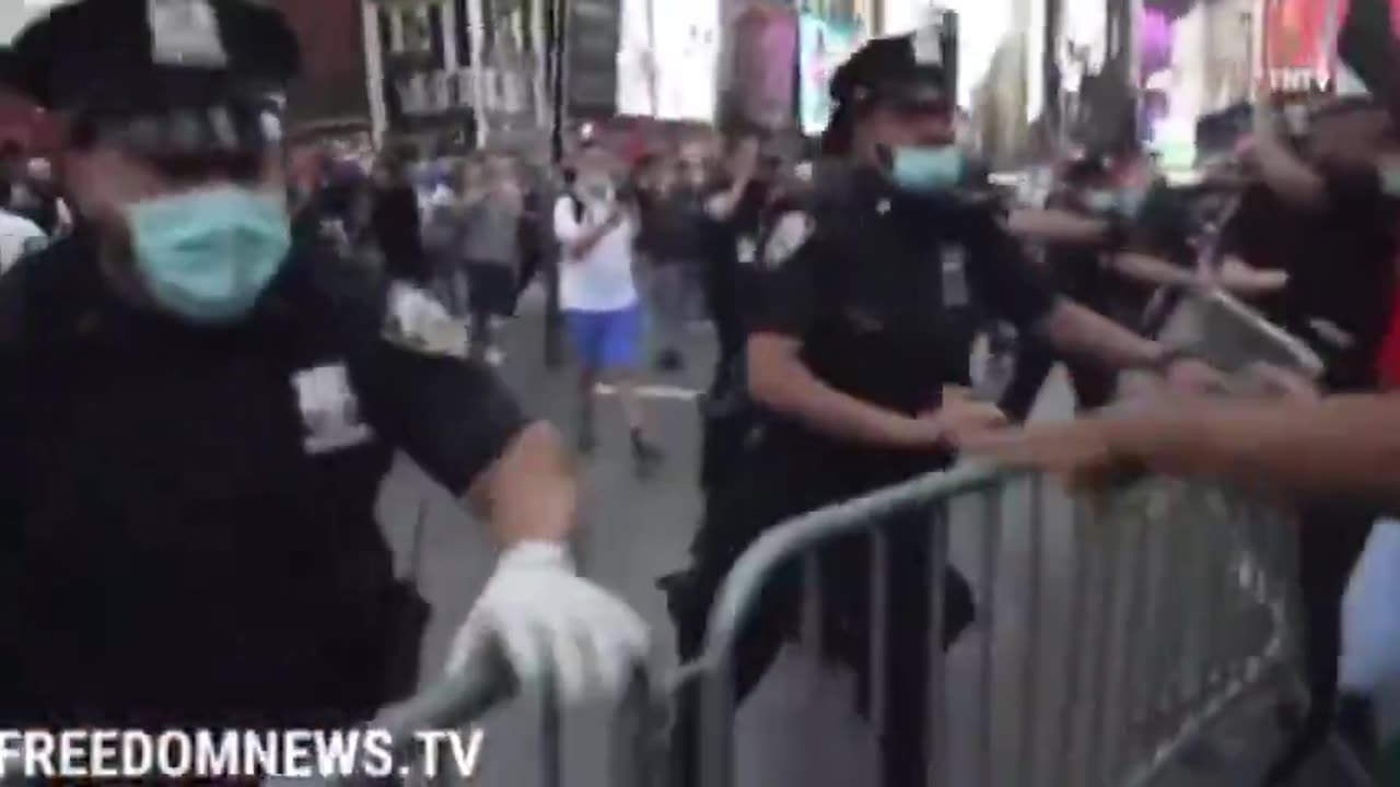 Những người Hồi giáo ủng hộ Hamas, đeo mặt nạ và đội khăn keffiyeh, đã khủng bố tất cả mọi người