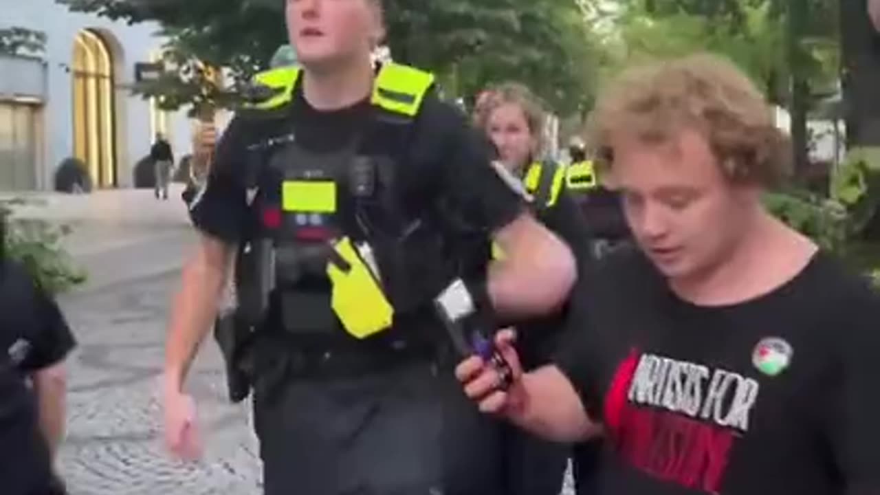 COWARDLY SCUMBAGS SENT THE ENTIRE BLOODY DEPARTMENT TO ARREST A 14 YEAR OLD GIRL DEFENDING HERSELF❗