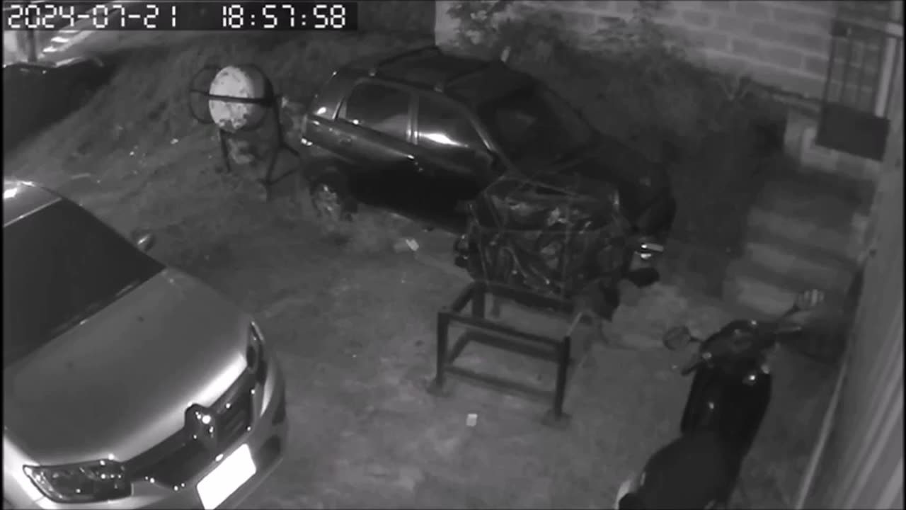 Un objet très rapide et étrange a fait tomber un homme au sol à travers les escaliers