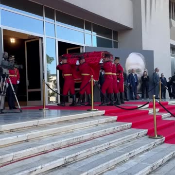 Sot homazhet për Fatos Nanon, mbërrin në Pallatin e Kongreseve arkëmorti i ish-kryeministrit