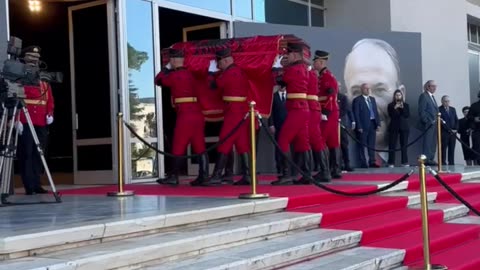 Sot homazhet për Fatos Nanon, mbërrin në Pallatin e Kongreseve arkëmorti i ish-kryeministrit