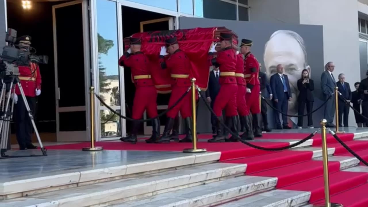 Sot homazhet për Fatos Nanon, mbërrin në Pallatin e Kongreseve arkëmorti i ish-kryeministrit