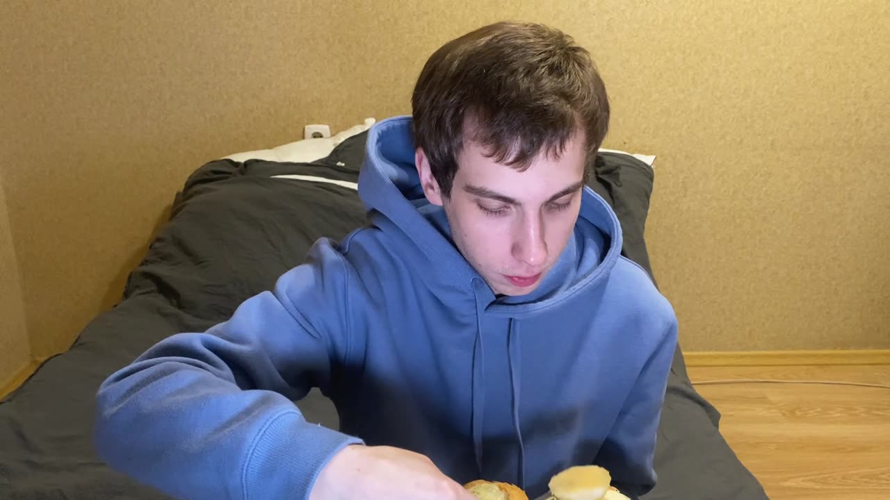 Париж на кровати: круассан, фрукты и я