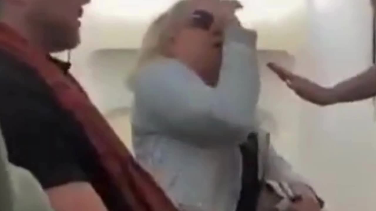 This is an example of how unhinged liberals can be 🙄— the ending is golden!! 👀👇