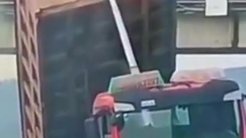 When Precision Fails... 💥🚛 | Near-Disaster on the Road