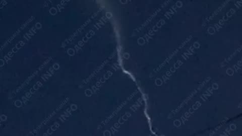 🤯 The sky over Odesa now. There was a ballistic threat, but currently without fixing targets.
