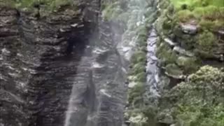 Una cascada de este país ‘fluye al revés’
