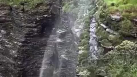 Una cascada de este país ‘fluye al revés’