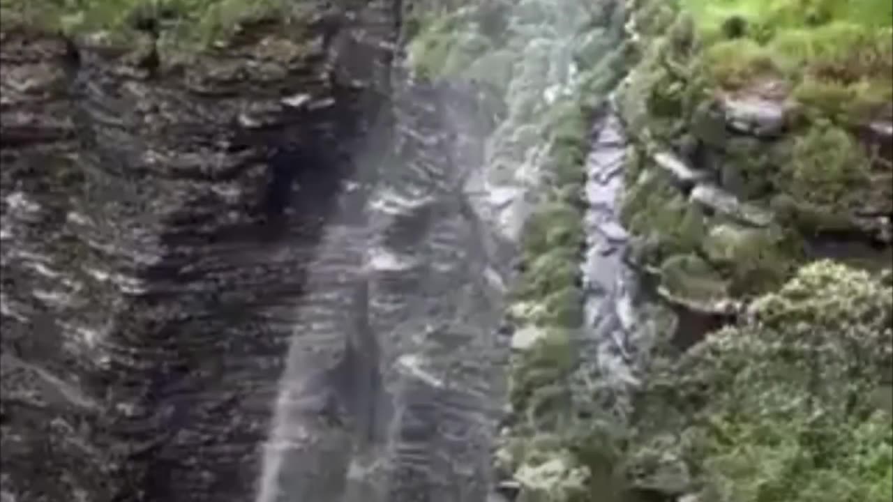 Una cascada de este país ‘fluye al revés’