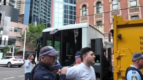 Police tried to break man`s arm for chanting ''USA'' at a pro-Maduro rally in Sydney