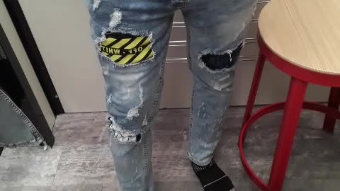 What a Redneck with tight pants on looks like