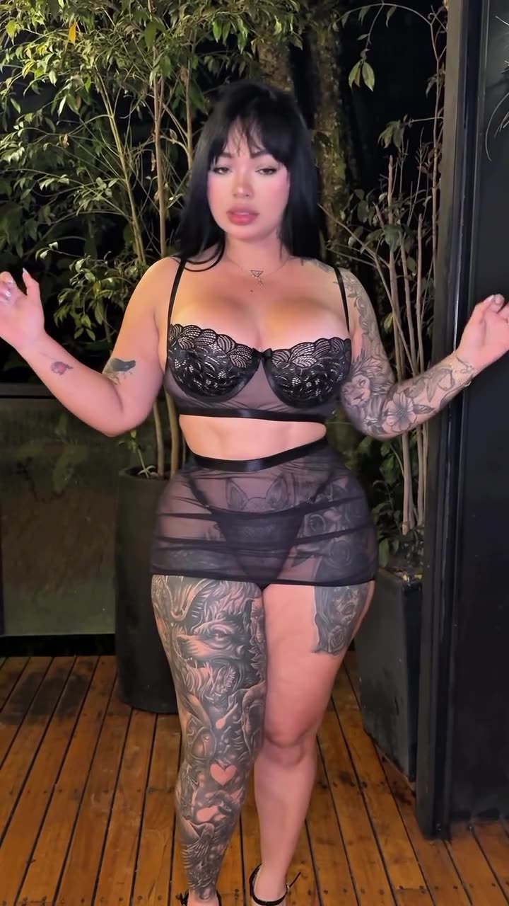 🍑 Thicc Baddie With Sexy Straps 😍