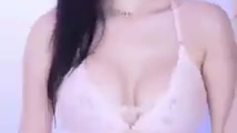 Sexy Korean Babe Shaking Ass