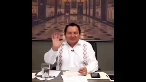 Se burlan del gobernador de Yucatán mientras lee mensajes en vivo y la Red estalla