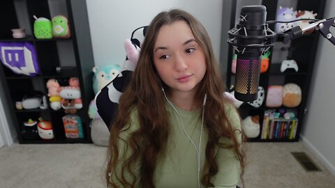 YOUR FAVORITE STREAMER IS LIVE !DISCORD