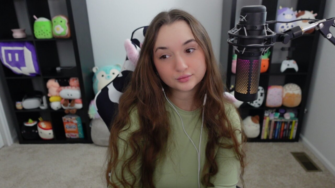 YOUR FAVORITE STREAMER IS LIVE !DISCORD
