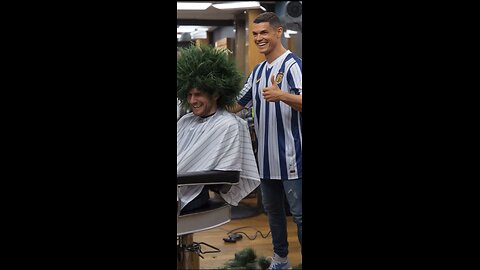 Ronaldo shave the hair of Messi 👌