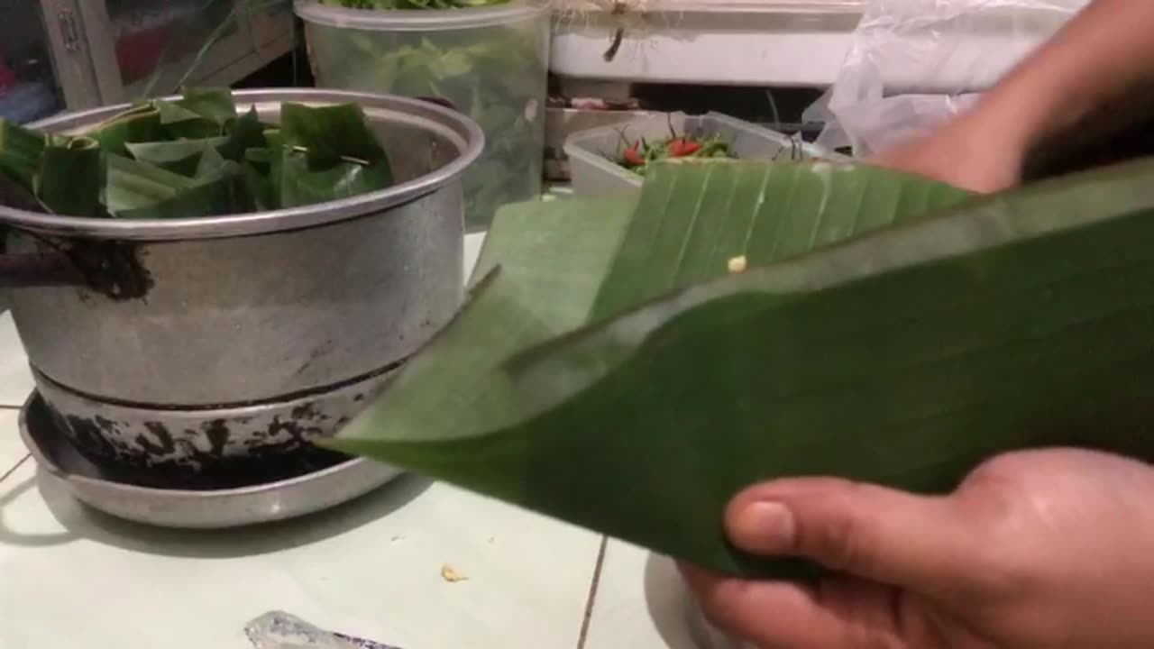 Pepes Fish Tutorial Part 5: Steaming the Wrapped Fish