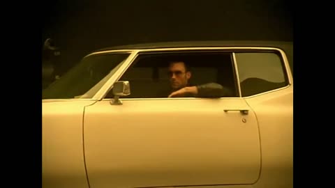 Maroon 5 - She Will Be Loved (Official Music Video)