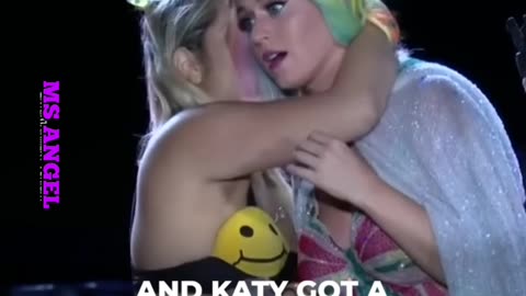 KATTY PERRY LET A FAN KISS HER