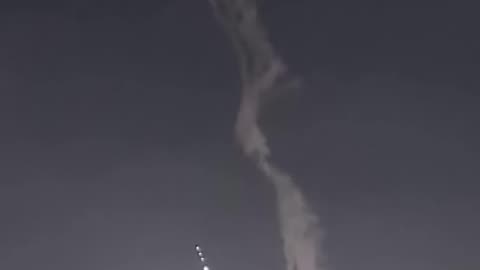 Tel Aviv Hit by Iranian Missiles in Retaliation for Israeli Attack
