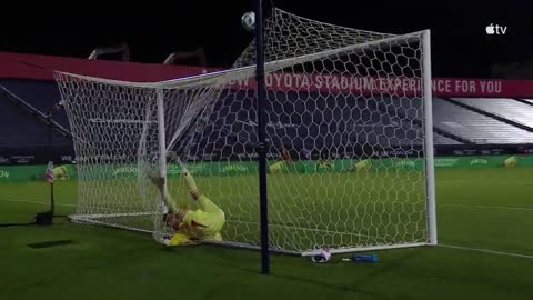 Major League Soccer - Jonathan Bond rejects the Anderson Julio spectacular 😱