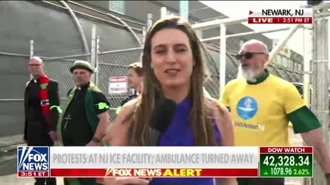 Leftists Create Human Chain, Block Vehicles from entering Newark ICE Facility