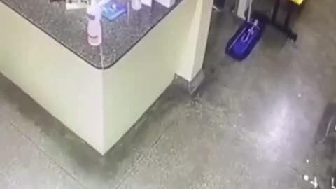 😱🔫 Pulling Guard Worked Against Gun-Wielding Robber?! | FCN