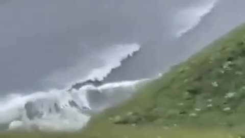 Man.In..Russia..Captures..Tsunami..Making...Landfall