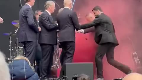 D. TUSK EWAKUOWANY ZE SCENY W HOLANDII - NAWET TAM GO NIE CHCĄ !