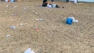 Southend Beach in UK doesn't look very clean. I wonder why.