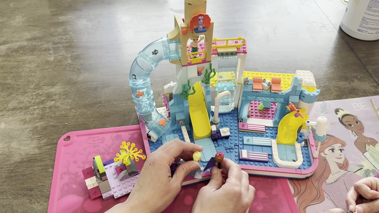 First Time of Anna and Elsa Visiting the Waterpark: Playtime with Lego Friends!