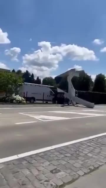 Man survives plane crash thanks to the plane's parachute