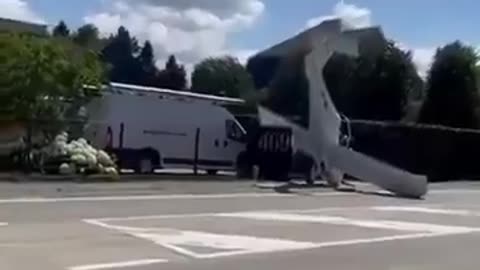 Man survives plane crash thanks to the plane's parachute