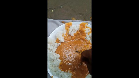 খাবার বিতারতন রাস্তার উপরে